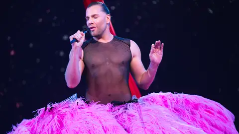 La bonita reivindicación de Eduardo Navarrete en su coreografía aérea La bonita reivindicación de Eduardo Navarrete en su coreografía aérea