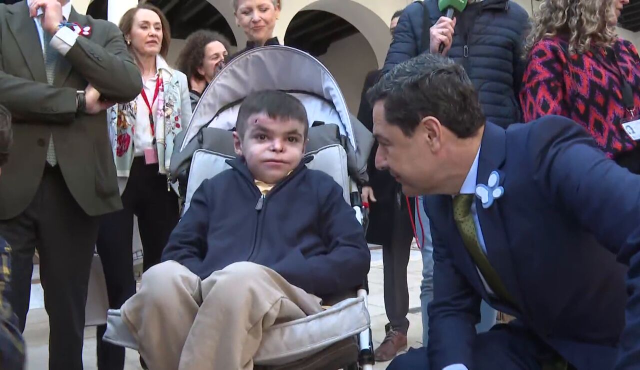 Leo, el ni&ntilde;o con piel de mariposa, junto al presidente de la Junta de Andaluc&iacute;a, Juanma Moreno