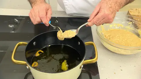 Freir los buñuelos Freir los buñuelos