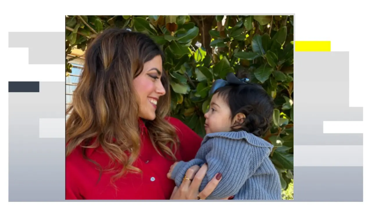 La pequeña Laura con su tía, que le ha donado parte de su hígado