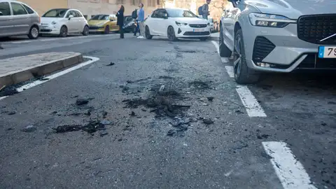 Un testigo apunta a un tiroteo en la calle y una bala desviada como el motivo que mató al hombre asomado a su balcón en Alicante Un testigo apunta a un tiroteo en la calle y una bala desviada como el motivo que mató al hombre asomado a su balcón en Alicante