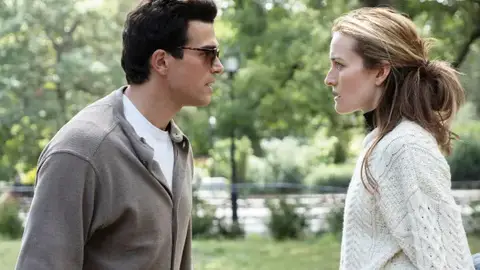 Dree Hemingway y Paul Anthony Kelly en Love Story: John F. Kennedy Jr. y Carolyn Bessette Dree Hemingway y Paul Anthony Kelly en Love Story: John F. Kennedy Jr. y Carolyn Bessette