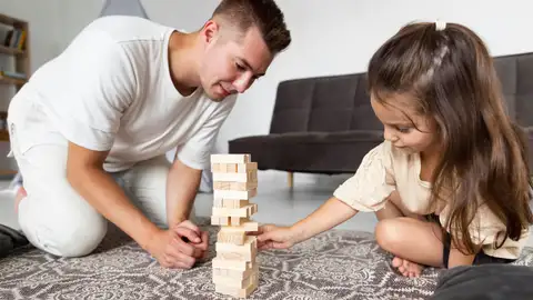 Padre e hija jugando Padre e hija jugando