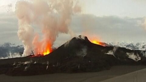 Erupci&oacute;n del volc&aacute;n Eyjafjallajokull en Islandia