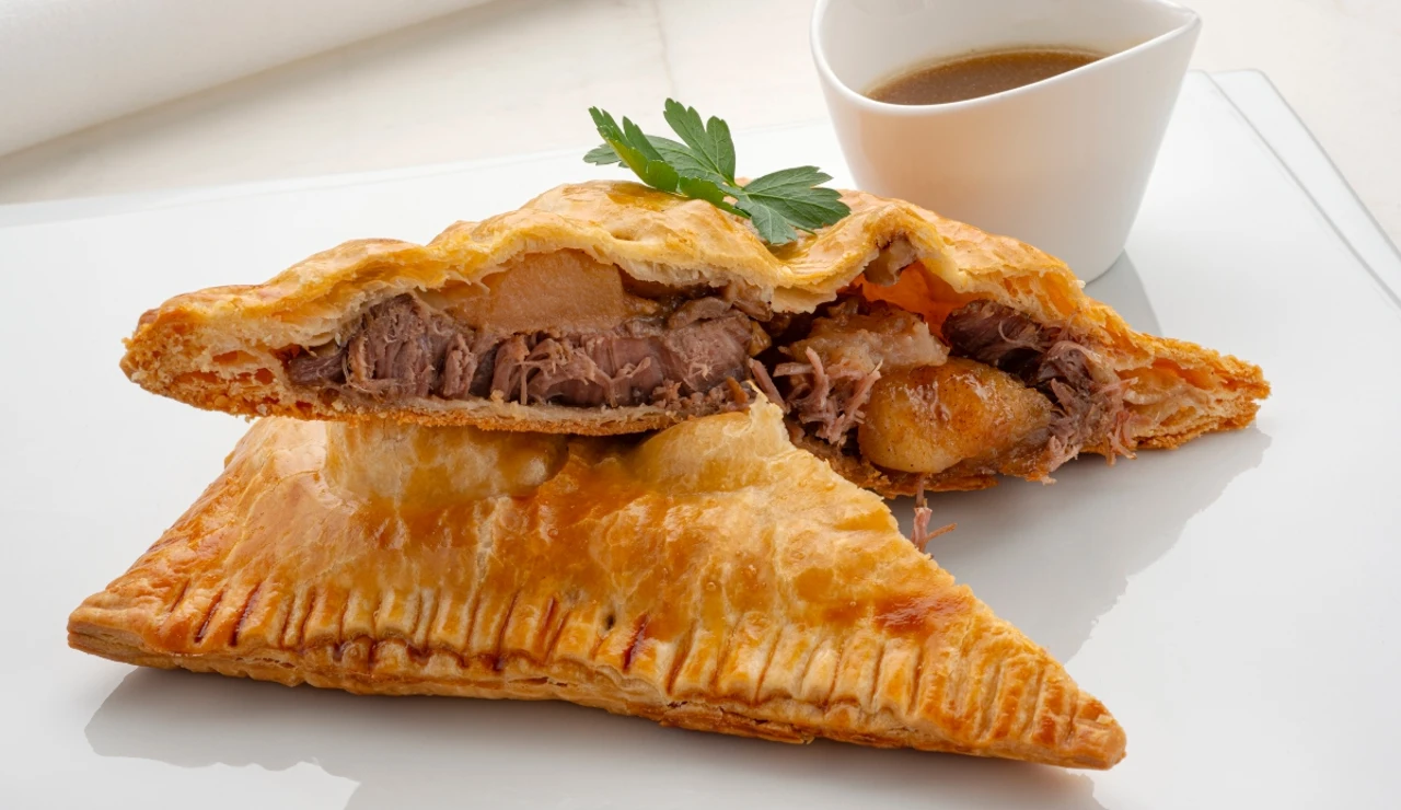 Hojaldre relleno de carrilleras y manzana