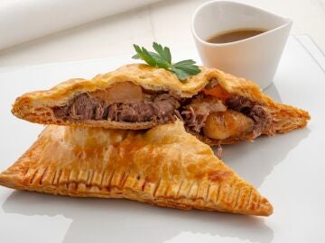 Hojaldre relleno de carrilleras y manzana