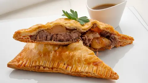 Hojaldre relleno de carrilleras y manzana Hojaldre relleno de carrilleras y manzana