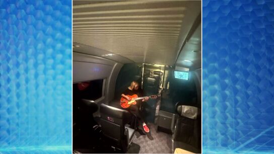 Las im&aacute;genes in&eacute;ditas de Patricia Conde tocando la guitarra en el AVE 