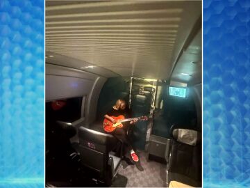 Las im&aacute;genes in&eacute;ditas de Patricia Conde tocando la guitarra en el AVE 