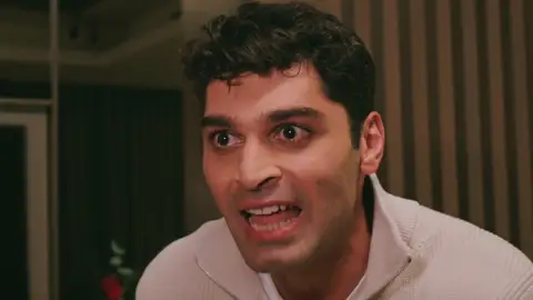 La sombra de Ferit desata la ira del marido de Seyran este domingo en Una nueva vida La sombra de Ferit desata la ira del marido de Seyran este domingo en Una nueva vida