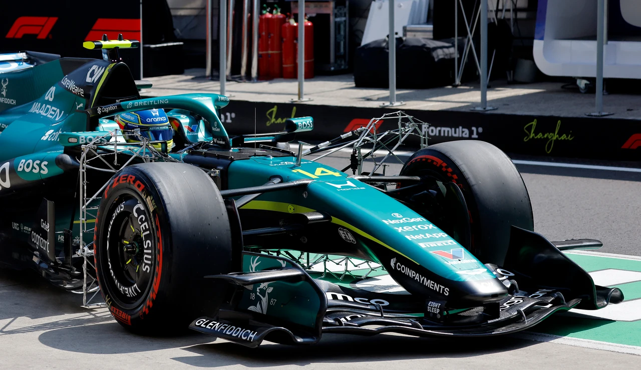 Alonso con el Aston Martin en el circuito de Shanghái