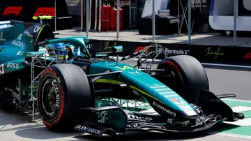 Alonso con el Aston Martin en el circuito de Shanghái Alonso con el Aston Martin en el circuito de Shanghái