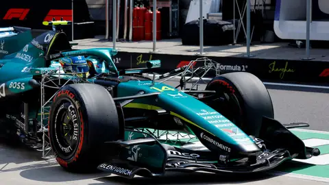 Alonso con el Aston Martin en el circuito de Shanghái Alonso con el Aston Martin en el circuito de Shanghái