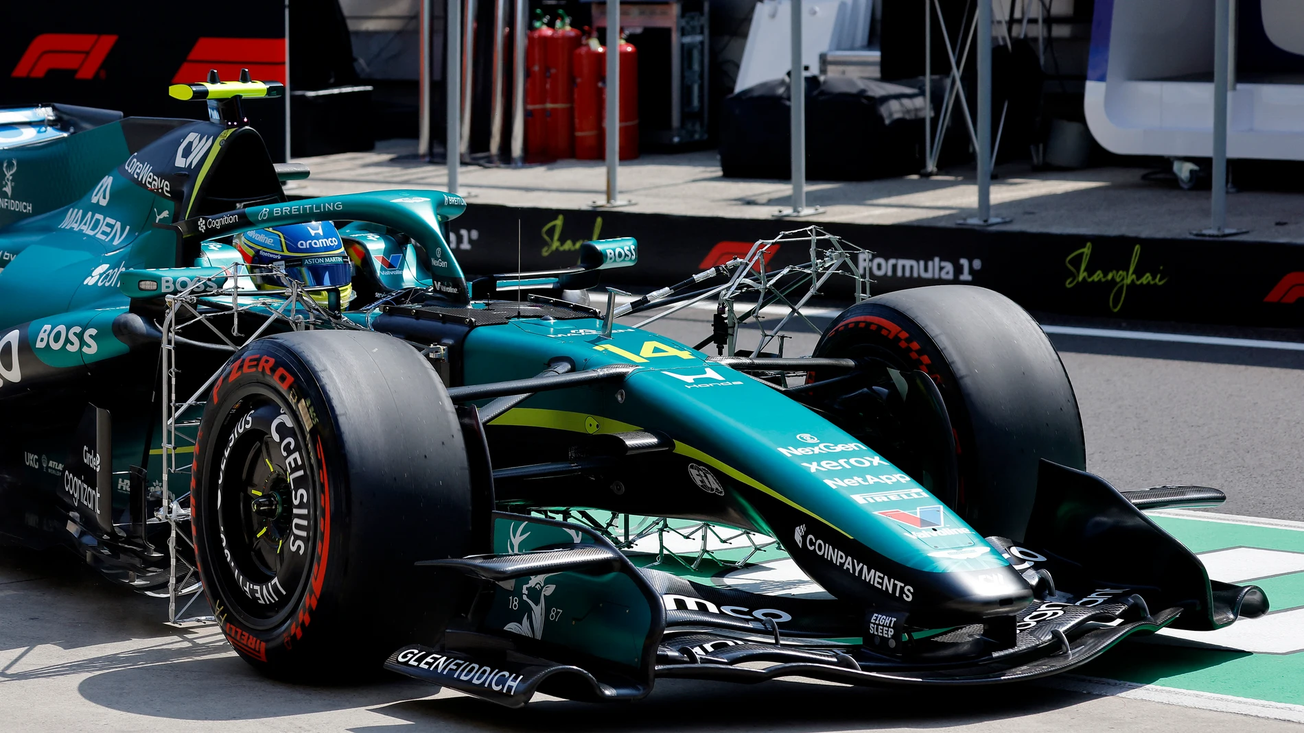 Alonso con el Aston Martin en el circuito de Shanghái Alonso con el Aston Martin en el circuito de Shanghái
