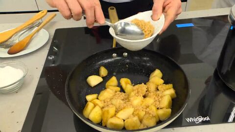 Introduce la manzana en la sartén y saltéala