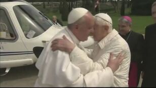 Primer encuentro entre el papa em&eacute;rito Benedicto XVI y el papa Francisco