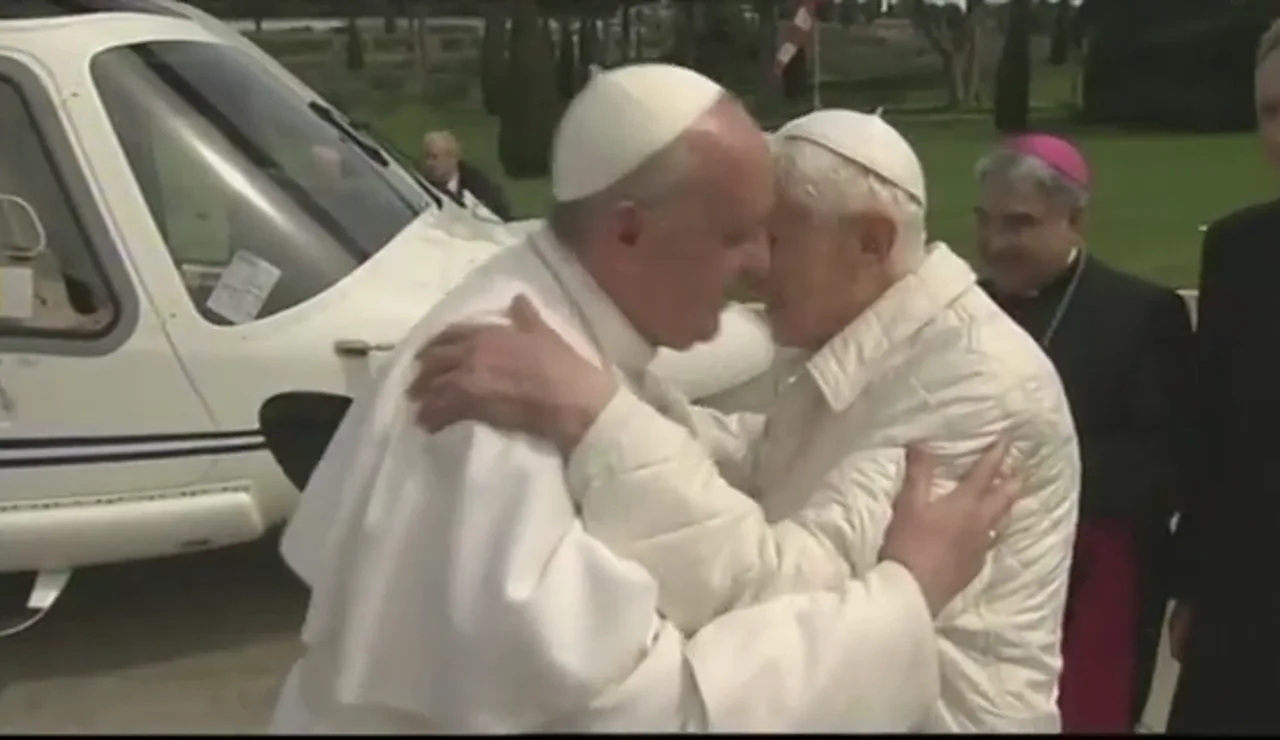Primer encuentro entre el papa emérito Benedicto XVI y el papa Francisco