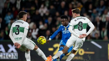 Vin&iacute;cius, en acci&oacute;n ante el Elche