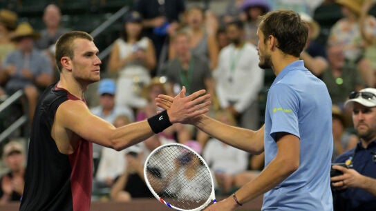 Jack Draper y Daniil Medvedev se saludan tras su partido en Indian Wells