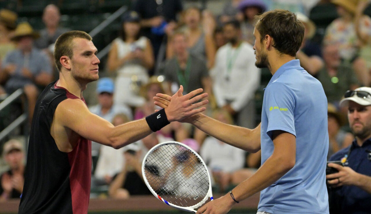 Jack Draper y Daniil Medvedev se saludan tras su partido en Indian Wells