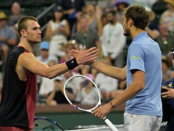 Jack Draper y Daniil Medvedev se saludan tras su partido en Indian Wells