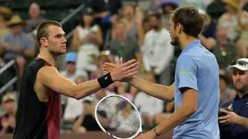 Jack Draper y Daniil Medvedev se saludan tras su partido en Indian Wells Jack Draper y Daniil Medvedev se saludan tras su partido en Indian Wells