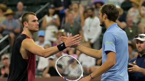 Jack Draper y Daniil Medvedev se saludan tras su partido en Indian Wells Jack Draper y Daniil Medvedev se saludan tras su partido en Indian Wells