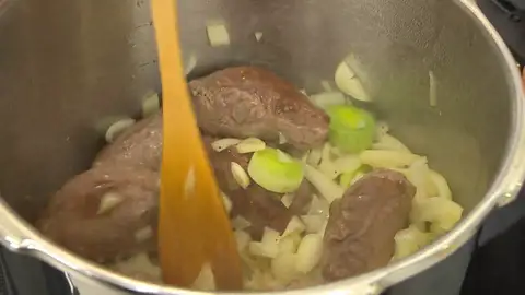 Introduce las hortalizas en la olla Introduce las hortalizas en la olla