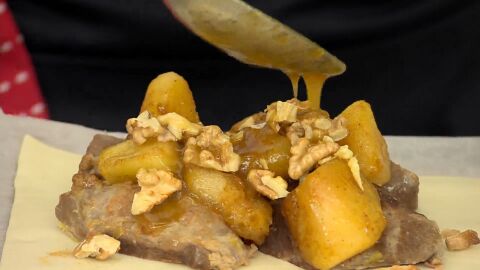 Pon 4 pedazos de carrillera sobre cada trozo