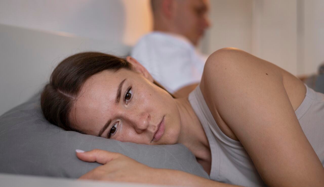 Mujer preocupada en la cama