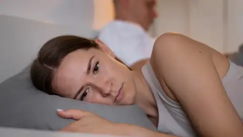 Mujer preocupada en la cama Mujer preocupada en la cama