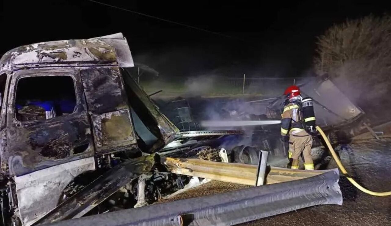  Dos heridos en el accidente de un cami&oacute;n de mercanc&iacute;as peligrosas en la A-2 en Arcos de Jal&oacute;n (Soria)