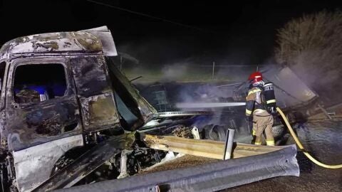 Dos heridos en el accidente de un cami&oacute;n de mercanc&iacute;as peligrosas en la A-2 en Arcos de Jal&oacute;n (Soria)