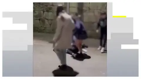 DURAS IMÁGENES | Brutal agresión a una menor en Pontevedra: "Le arrancaron mechones y los exhibía como un trofeo" DURAS IMÁGENES | Brutal agresión a una menor en Pontevedra: "Le arrancaron mechones y los exhibía como un trofeo"