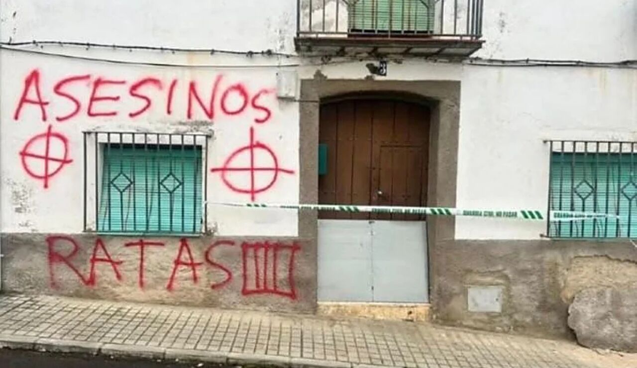 Imagen de las pintadas en la casa de los presuntos asesinos de Hornachos