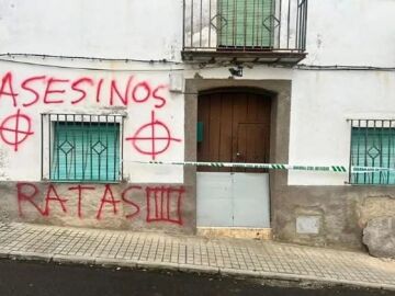 Imagen de las pintadas en la casa de los presuntos asesinos de Hornachos