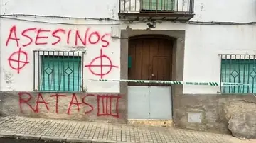 Imagen de las pintadas en la casa de los presuntos asesinos de Hornachos Imagen de las pintadas en la casa de los presuntos asesinos de Hornachos