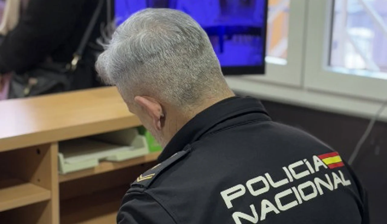 La Policía Nacional detiene a un hombre que robó varios elementos en el almacén de un restaurante