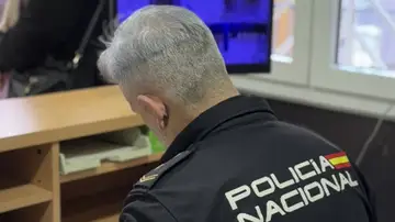 La Policía Nacional detiene a un hombre que robó varios elementos en el almacén de un restaurante La Policía Nacional detiene a un hombre que robó varios elementos en el almacén de un restaurante
