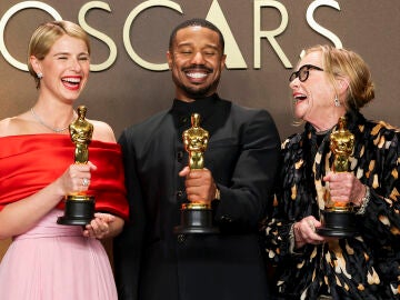 Jessie Buckley (Hamnet), Michael B. Jordan (Sinners) y Amy Madigan (Weapons), ganadores del Oscar en 2026