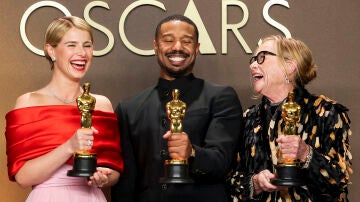 Jessie Buckley (Hamnet), Michael B. Jordan (Sinners) y Amy Madigan (Weapons), ganadores del Oscar en 2026