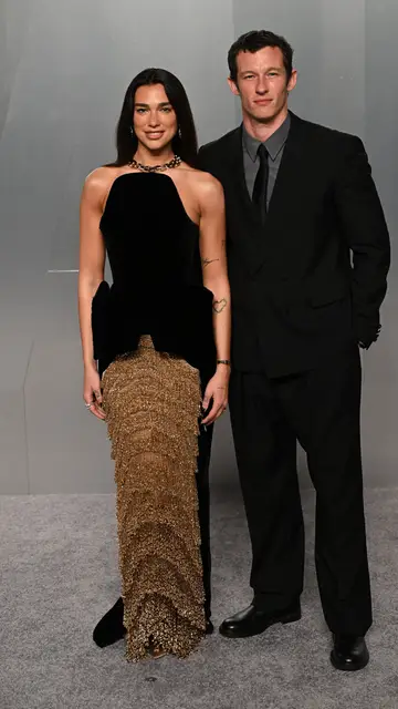 Dua Lipa y Callum Turner en la fiesta de Vanity Fair Dua Lipa y Callum Turner en la fiesta de Vanity Fair