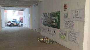 Altar a Francisca Cadenas en el callej&oacute;n d&oacute;nde sele perdi&oacute; la pista, en Hornachos.