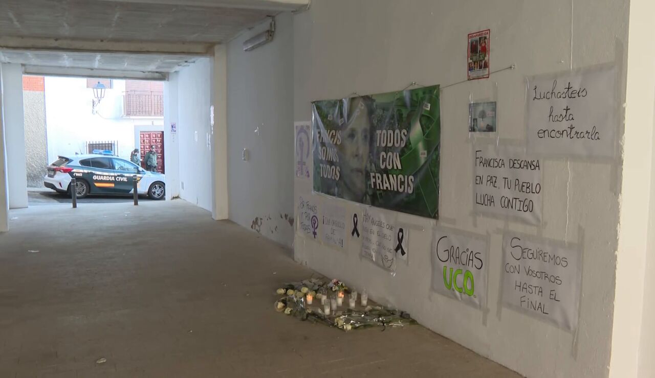 Altar a Francisca Cadenas en el callej&oacute;n d&oacute;nde sele perdi&oacute; la pista, en Hornachos.