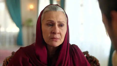 “Vuestro padre me quería”: Sadakat defiende su matrimonio ante las dudas de sus hijos “Vuestro padre me quería”: Sadakat defiende su matrimonio ante las dudas de sus hijos