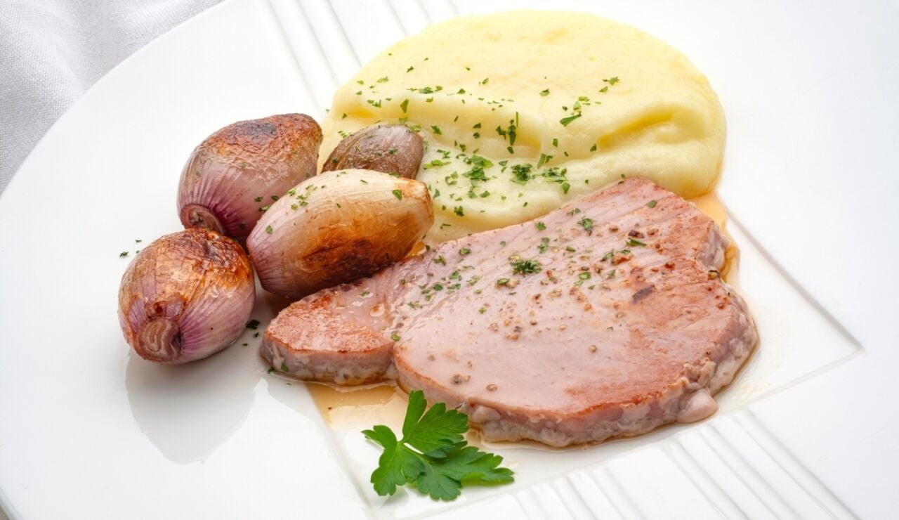 Suprema de at&uacute;n con pur&eacute; de patata y chalotas