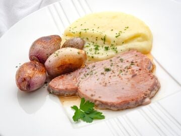 Suprema de at&uacute;n con pur&eacute; de patata y chalotas