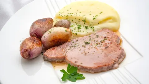 Suprema de atún con puré de patata y chalotas Suprema de atún con puré de patata y chalotas