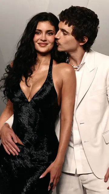 Timothée Chalamet dándole un beso a Kylie Jenner en la fiesta de Vanity Fear Timothée Chalamet dándole un beso a Kylie Jenner en la fiesta de Vanity Fear
