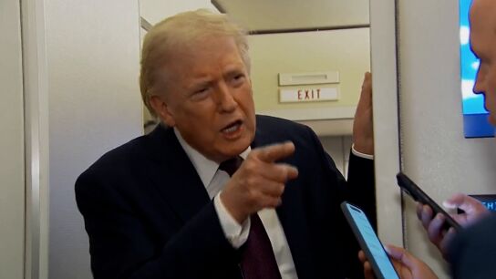 Donald Trump respondiendo a una periodista